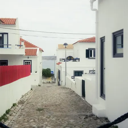 1 Minute From - Wood Chalet *