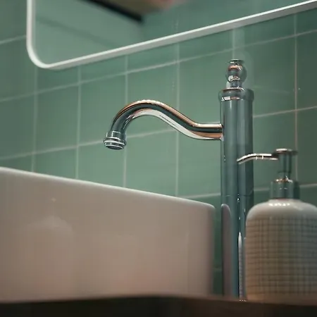 1 Minute From - Wood Chalet