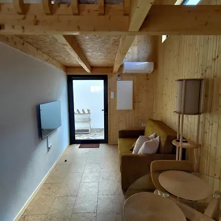 1 Minute From - Wood Chalet *