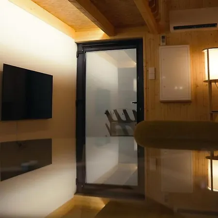 1 Minute From - Wood Chalet *