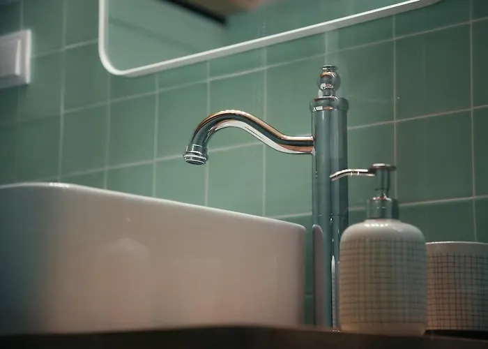 1 Minute From - Wood בקתה