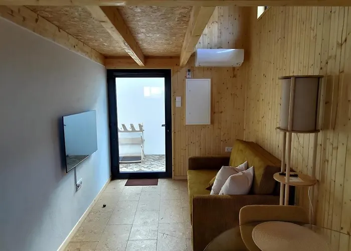 1 Minute From - Wood בקתה *