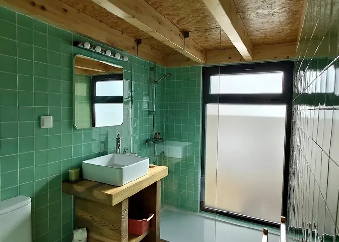 1 Minute From - Wood בקתה